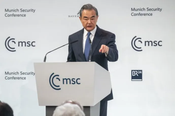 A kínai külügyminiszter szerint az USA hisztérikusan cselekedett, mikor kilőtte a kémballont