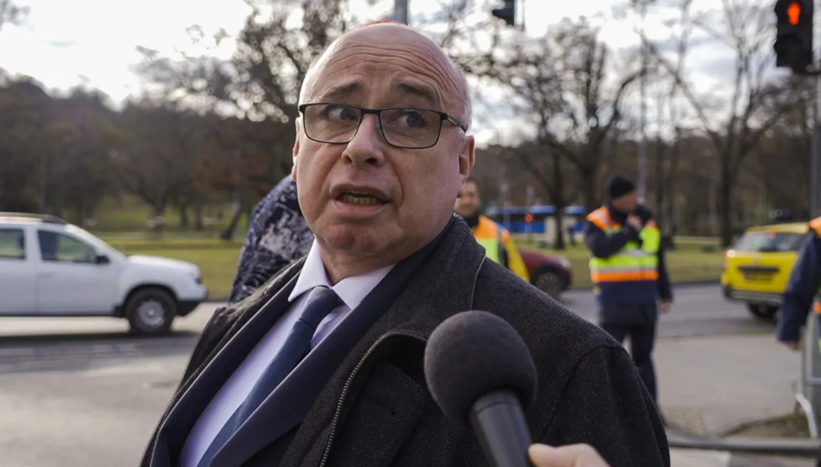 Úristen, ember! Hogy kérdezhet ilyet? Nem szégyelli magát?