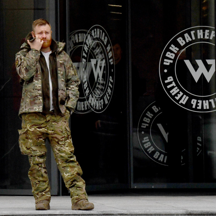 Az orosz zsoldosvezér egy Ikarusszal a háttérben osztotta ki a védelmi minisztériumot