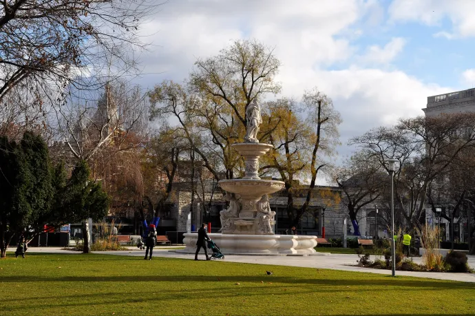 Életveszélyesen megszúrtak egy férfit a budapesti Erzsébet téren, a tettest keresik
