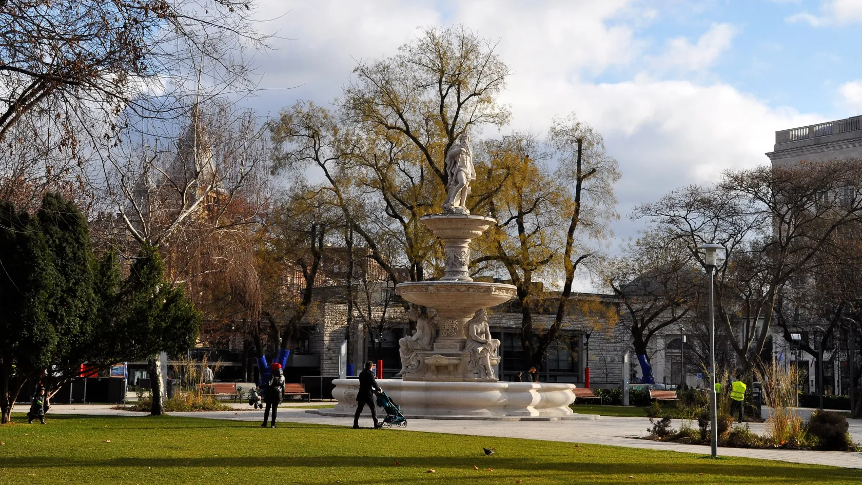 Életveszélyesen megszúrtak egy férfit a budapesti Erzsébet téren, a tettest keresik