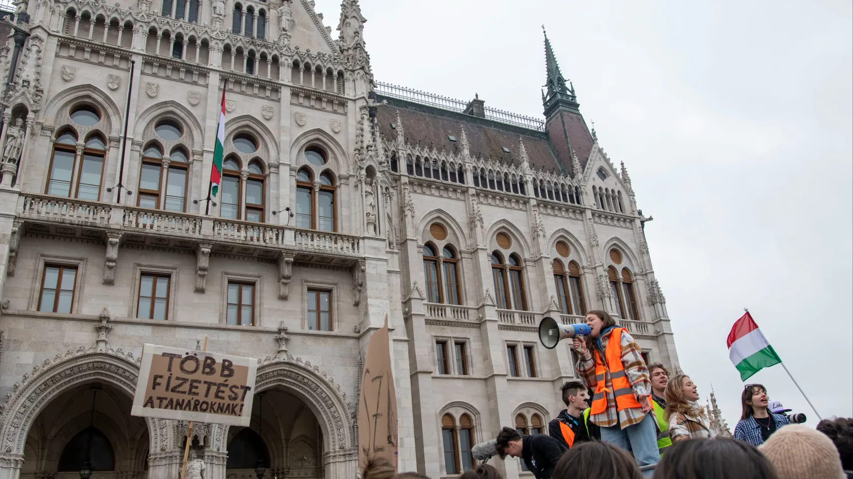 Tízezernél is több nevelő-oktató munkát közvetlenül segítő munkatárs hiányzik a köznevelésből