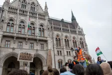 Tízezernél is több, a nevelő-oktató munkát közvetlenül segítő munkatárs hiányzik a köznevelésből