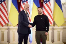 További félmilliárd dollár értékű támogatást jelentett be Biden Kijevben