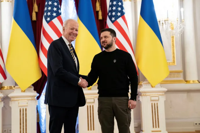 Joe Biden és Volodimir Zelenszkij a kijevi elnöki palotában – Fotó: Evan Vucci / Pool via Reuters
