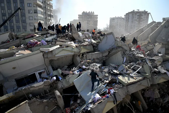 Összeroskadt épületek a törökországi Kahramanmaraşban 2023. február 9-én – Fotó: Ozan Kose / AFP