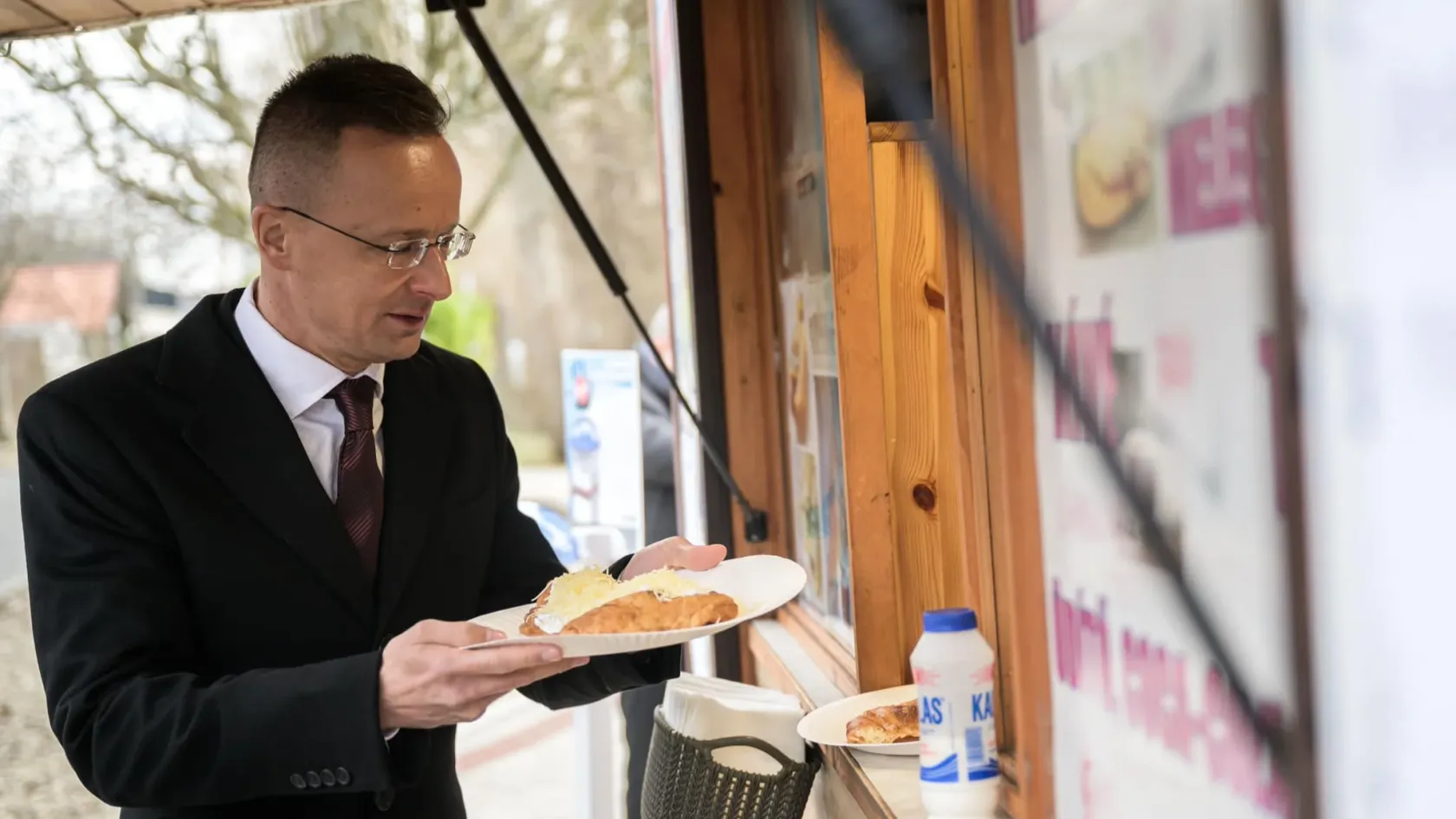 Egészen Dunakesziig vitte lángosozni a kínai államtanácsost Szijjártó Péter