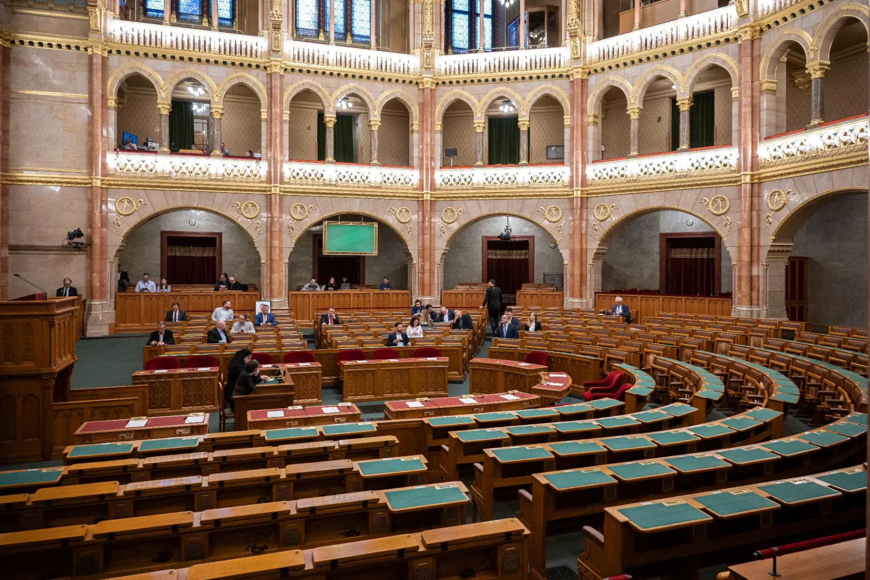 A Fidesz nem vett részt az akkumulátorgyárakról szóló parlamenti ülésen, ahol Toroczkai Lukasenkóval példálózott
