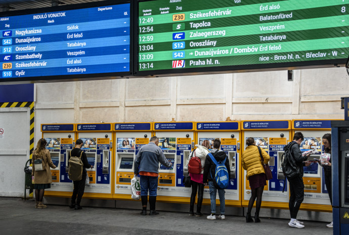 OSB-lapok a fal helyett a Déli-pályaudvaron. Fotó: MTVA, Róka László 