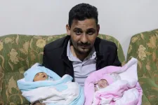 A nagybátyja fogadta örökbe a szíriai romok alatt született kislányt