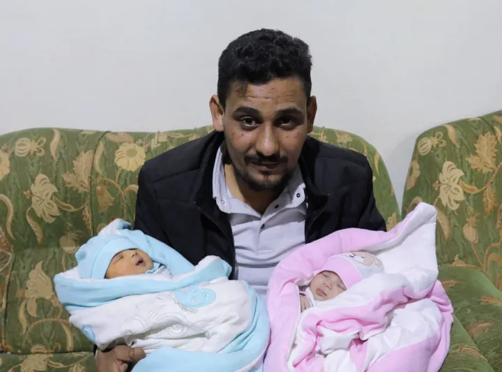 Halíl al-Szavádi a saját újszülött lányával és az unokahúgával – Fotó: Khalil Ashawi / Reuters