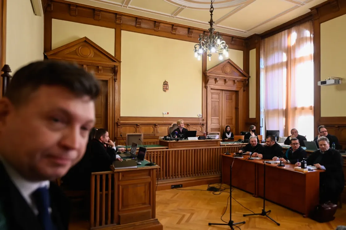 A törvényszék a Schadl–Völner-ügy mellékszálát tárgyalta, amiben egy oktatóhely engedélyeivel kavartak