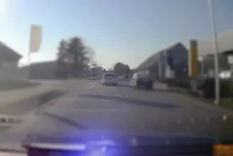 Kilenc piros lámpa, húsz gyalogátkelő – videón rögzítette egy rendőrautó az autós üldözést