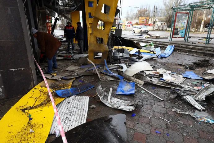Az ukrajnai Herszonban egy orosz támadás után megsérült buszpályaudvar – Fotó: Lisi Niesner / Reuters 