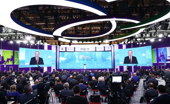 Vlagyimir Putyin beszédet mond a 2022-es orosz energiahéten Moszkvában, 2022. október 12-én. Az eseményen részt vett Szijjártó Péter külgazdasági és külügyminiszter is – Fotó: Kremlin Press Office / Anadolu Agency / AFP