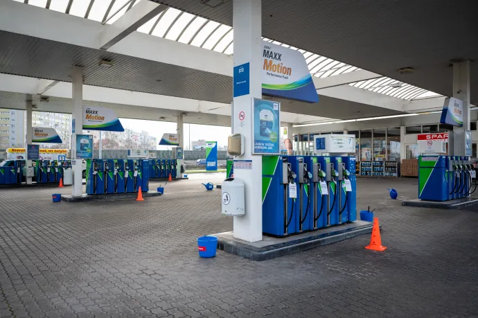 Egy budaörsi benzinkúton semmilyen üzemanyag nem érhető el 2022. december 7-én, a hatósági üzemanyagárról a piaci árra történő átállás idején – Fotó: Melegh Noémi Napsugár / Telex