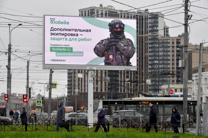 A Pobeda (Győzelem) alap elektronikus hirdetőtáblája 2022. november 7-én Szentpéterváron, az ukrajnai háború orosz katonáinak felszerelésére való pénzgyűjtést hirdeti – Fotó: Olga Maltseva / AFP