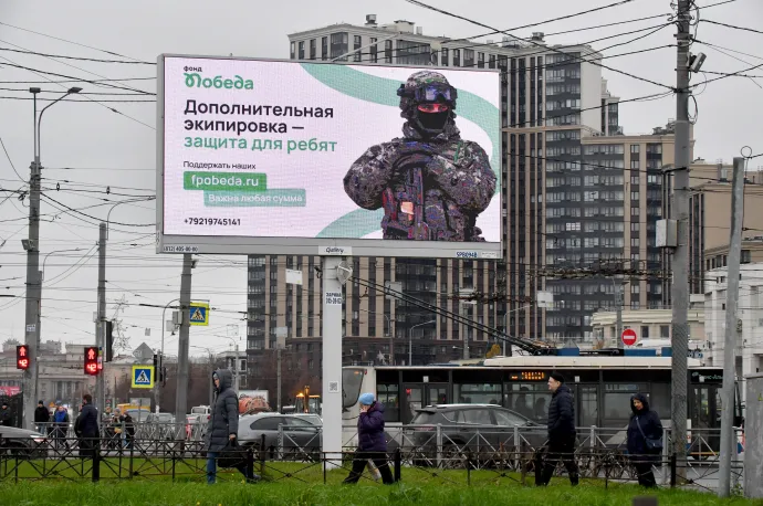 A Pobeda (Győzelem) alap elektronikus hirdetőtáblája 2022. november 7-én Szentpéterváron, az ukrajnai háború orosz katonáinak felszerelésére való pénzgyűjtést hirdeti – Fotó: Olga Maltseva / AFP