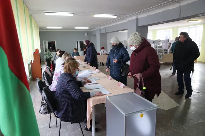 Az alkotmánymódosító népszavazás a fehéroroszországi Minszk régióban található Pleshchenitskaya középiskola egyik szavazóhelyiségében 2022. február 27-én – Fotó: Anadolu Agency / AFP
