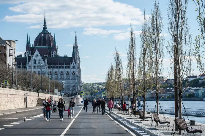 Kerékpárosok és sétáló turisták a pesti Duna-parton – Fotó: Faludi Imre / MTVA / Bizományosi