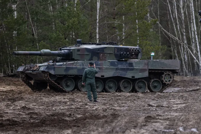 Egy Leopard 2-es harckocsi a nyugat-lengyelországi Swietoszow katonai bázison tartott kiképzésen 2023. február 13-án – Fotó: Wojtek Radwanski / AFP
