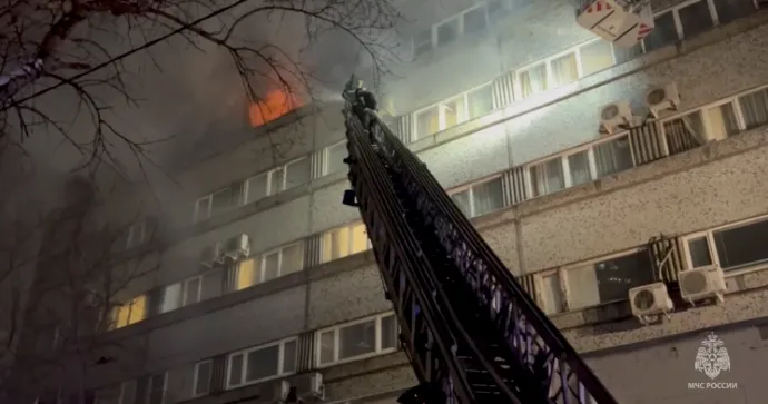 Tűzoltók oltják a tüzet az MKM szállodának otthont adó épületben 2023. február 21-én – Fotó: Russian Emergencies Ministry / Handout via Reuters