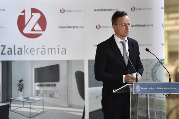 Romhány, 2020. október 20.Szijjártó Péter külgazdasági és külügyminiszter beszédet mond a Zalakerámia Zrt. beruházástámogatói okiratának átadásán Romhányban 2020. október 20-án.MTI/Máthé Zoltán