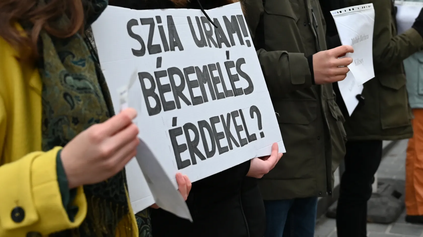 Nem lesz kötelező levonni a teljesítményértékelésen rosszul teljesítő tanárok béréből