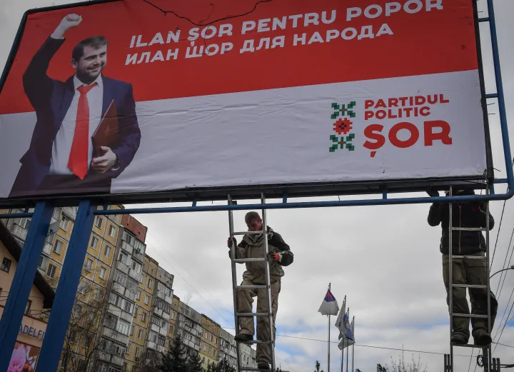 Ilan Șor választási kampányplakátja Chișinăuban, 2019. február 13-án. Románul és oroszul is olvasható a felirat: Ilan Șor (a) népért. Az üzletember kampányának legfőbb üzenete volt, hogy a korrupció Moldova legégetőbb problémája, annak ellenére, hogy őt magát is elítélték egy, „az évszázad bűntettének” nevezett csalási ügyben – Fotó: Daniel Mihailescu / AFP