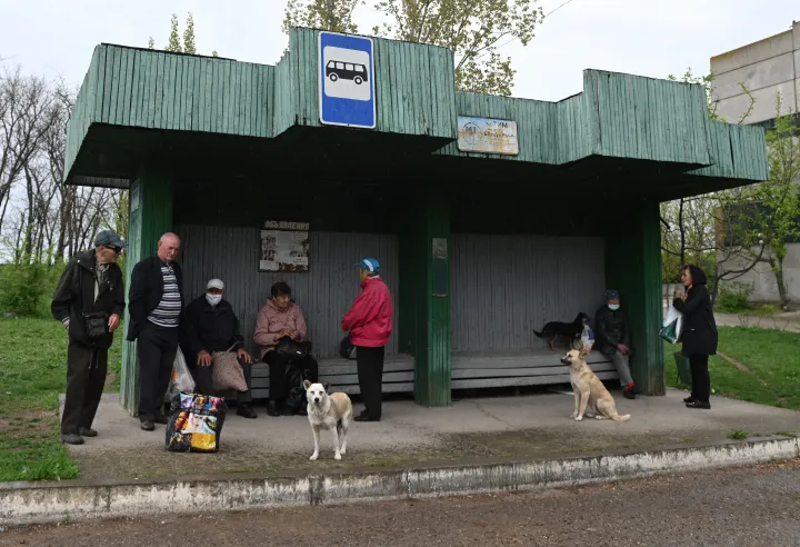 Helyi lakosok várnak a buszra Varnita faluban, az oroszok által támogatott Dnyeszter Menti Moldáv Köztársaság és Moldova határán, 2022. április 28-án – Fotó: Daniel Mihailescu / AFP