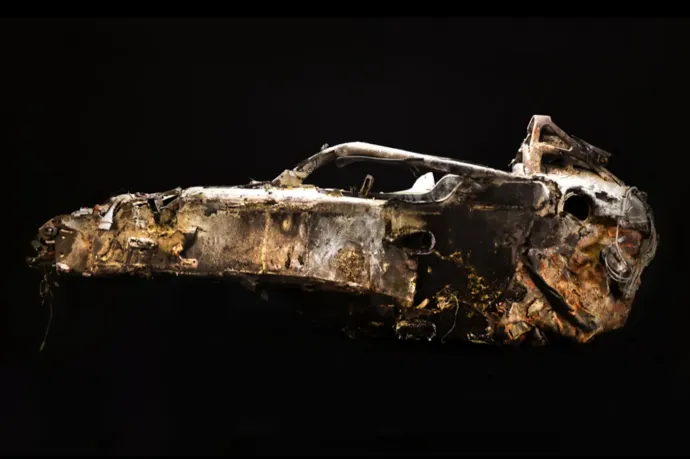 Egy kiégett roncs emlékeztet az első F1-kiállításon arra, hogy hatalmas balesetek is túlélhetők