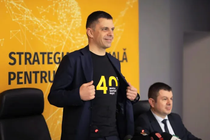 Novák már a pólójára is kiírta a 40 százalékos kvótát, de a jogászok szerint kötelezettségszegési eljárást kockáztat miatta Románia