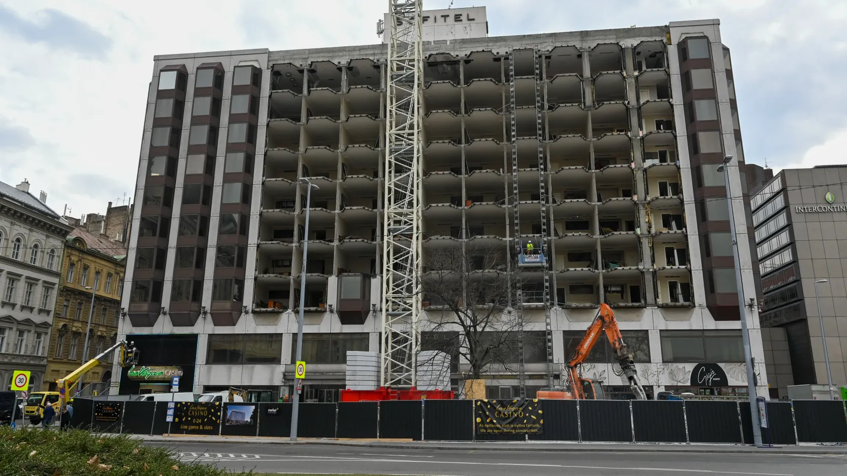 Még a képeket is látni a hotelszobában – bontják a Sofitelt, az egykori Atrium Hyatt szállót