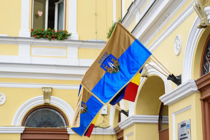 Igazat adott a bíróság a román szervezetek kifogásának, jogerősen érvénytelenítették Sepsiszentgyörgy zászlóját