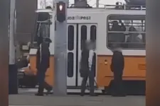 Videón, ahogy az 1-es villamos vezetője lekerget a sínekről egy dulakodó társaságot a Hungária körúton
