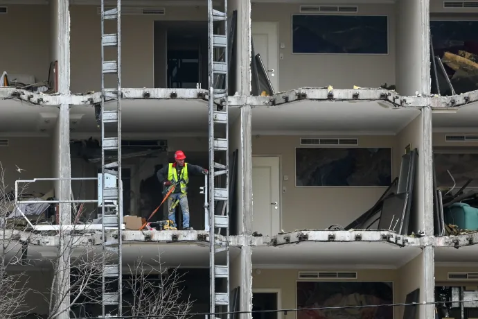 Még a képeket is látni a hotelszobákban – bontják a Sofitelt, az egykori Atrium Hyatt szállót