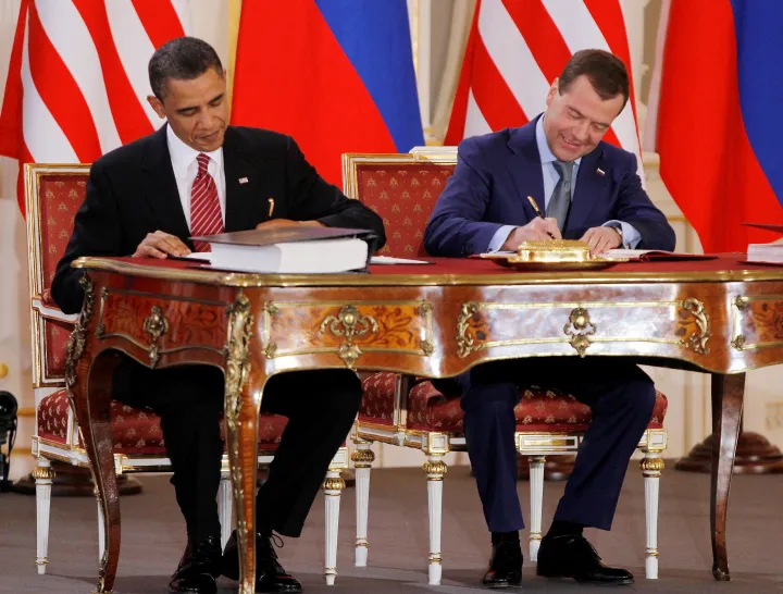 Barack Obama és Dmitrij Medvegyev orosz elnök aláírja az új START egyezményt 2010. április 8-án – Fotó: Jason Reed / Reuters