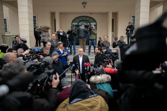 Európai példák mutatják, mennyire nem normális, hogy egy kormányfő nem áll szóba a független sajtóval
