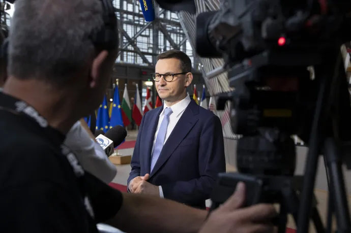 Mateusz Morawiecki lengyel miniszterelnök újságírói kérdésekre válaszol, mikor megérkezik az EU-csúcstalálkozóra 2022. június 24-én – Fotó: Nicolas Economou / NurPhoto / AFP