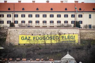 Orbán Viktor erkélye alá kifeszített molinóval tiltakozik a Greenpeace a gázfüggőség ellen