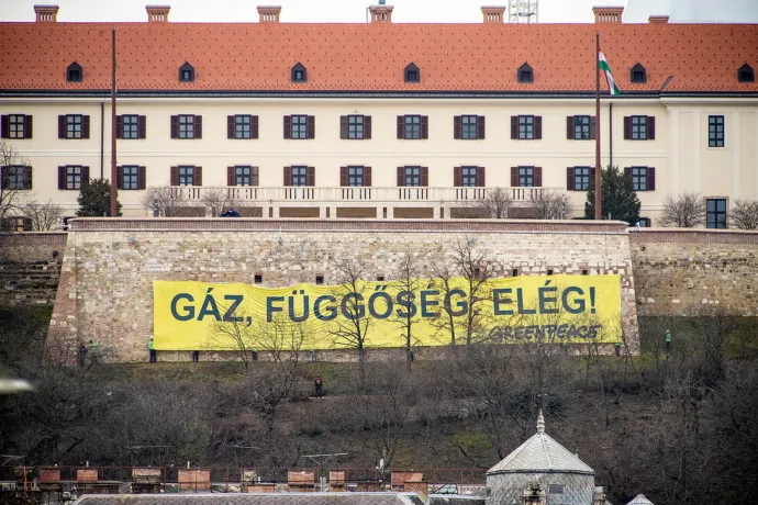 Orbán Viktor erkélye alá kifeszített molinóval tiltakozik a Greenpeace a gázfüggőség ellen