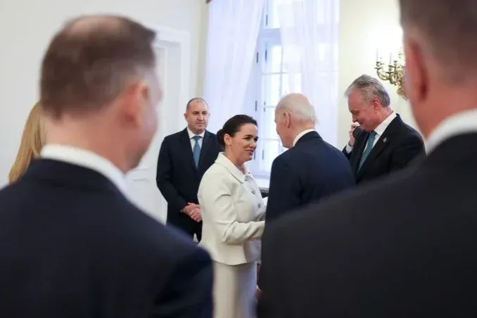 Novák Katalin kezet fogott Joe Bidennel a Bukaresti Kilencek csúcstalálkozóján