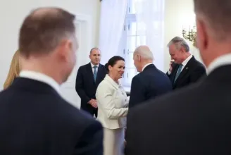 Novák Katalin kezet fogott Joe Bidennel a Bukaresti Kilencek csúcstalálkozóján
