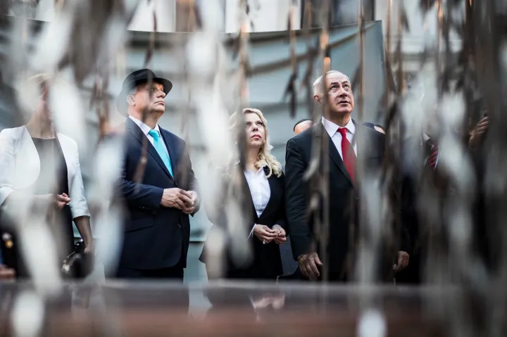 Hungarian Prime Minister Viktor Orbán and Israeli Prime Minister Benjamin Netanyahu with their wives at the Emanuel Tree during the Israeli Prime Minister’s official visit to Budapest in 2017. Photo: Orbán Viktor / Facebook