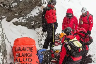 Külföldi turistákat söpört el a lavina a Radnai-havasokban