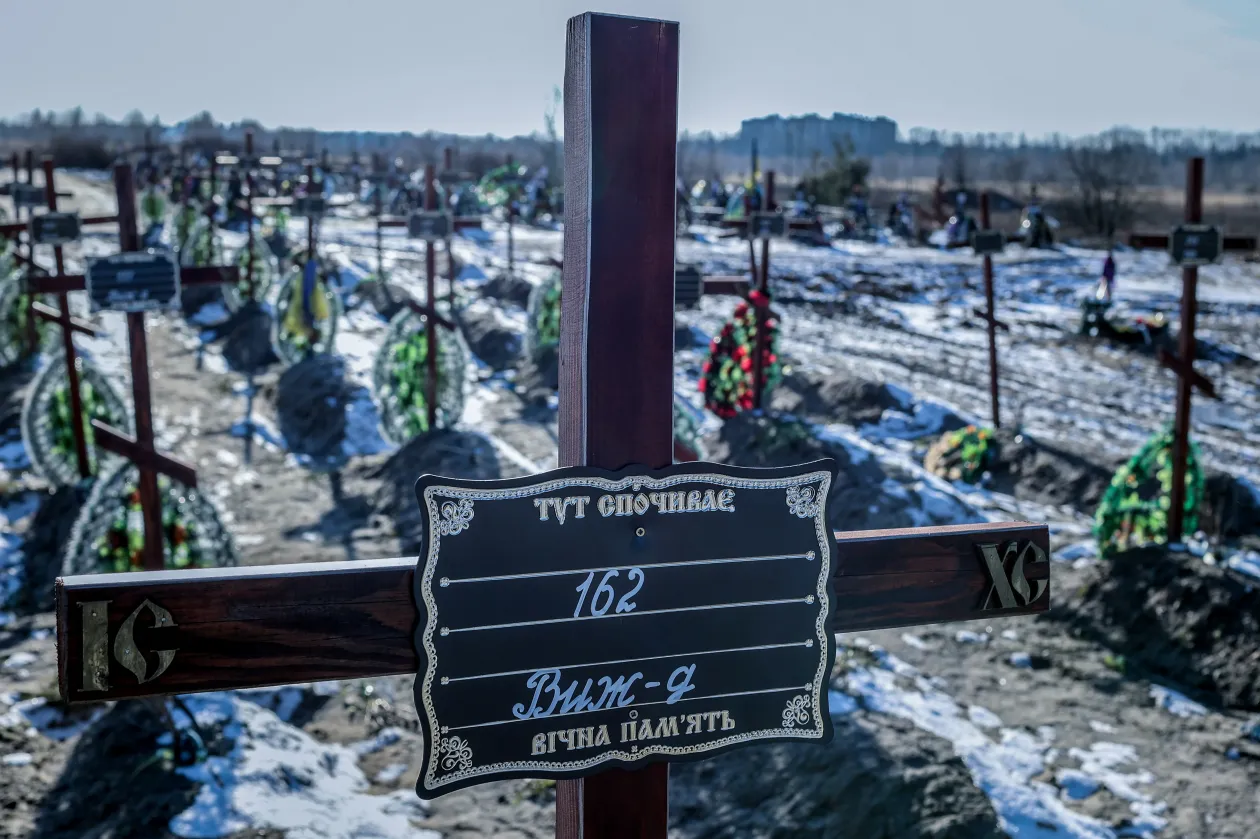 Bucsai temetők friss parcellái a márciusi orosz megszállás azonosítatlan holttesteivel, amelyeket DNS-minták alapján azonosítanak – Fotó: Huszti István / Telex