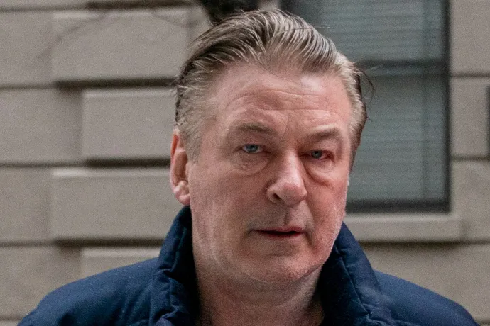 Alec Baldwin ártatlannak vallotta magát és beleegyezett a bíróság feltételeibe