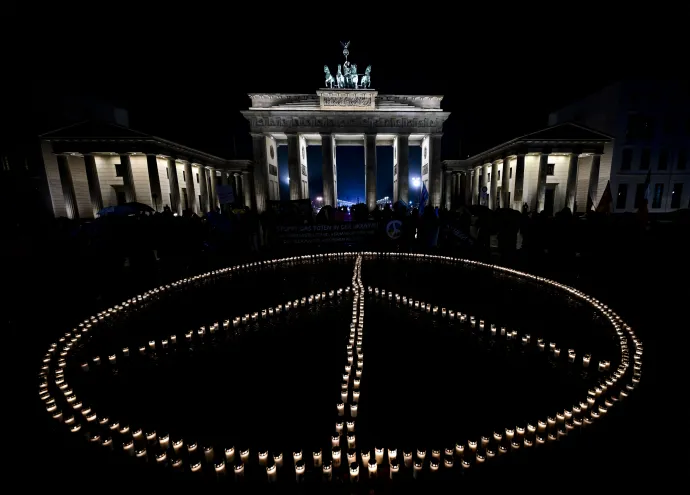 Békejelet formálnak gyertyákkal a berlini Brandenburgi palota előtt Németországban – Fotó: Abdulhamid Hosbas / Anadolu Agency / AFP