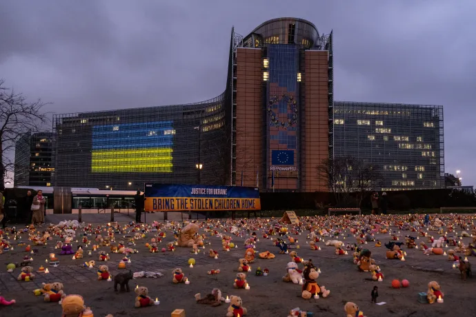 Belgiumban mackókat és játékokat gyűjtöttek össze civilek, ezek szimbolizálták az invázió kezdete óta elrabolt ukrán gyerekeket – Fotó: Virginie Nguyen Hoang / Hans Lucas / AFP