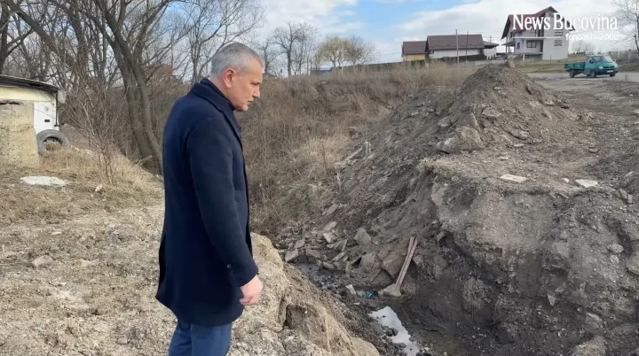 A News Bucovina újságírójának mutatja a híd nyomait a cég illetékese – Forrás: Képernyőmentés a New Bucovina videójából 